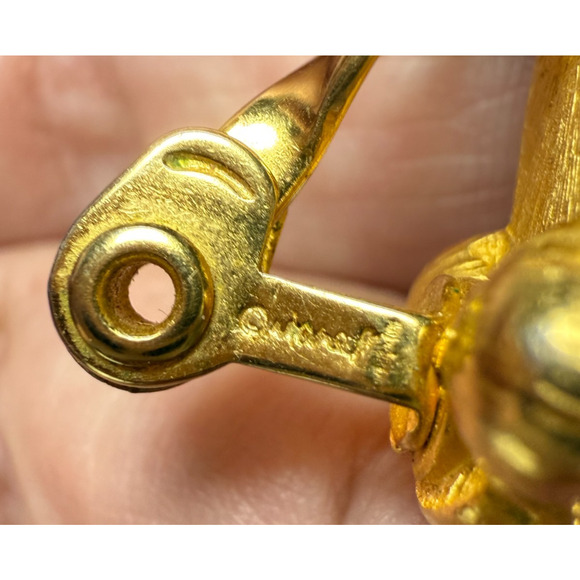 Vintage Singed Monet Clip On Earrings Gold Tone Jewel Cabochons Amber Red Rope - Picture 3 of 7